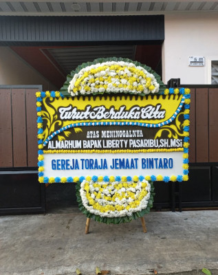 Papan Bunga Duka di Titi Rante